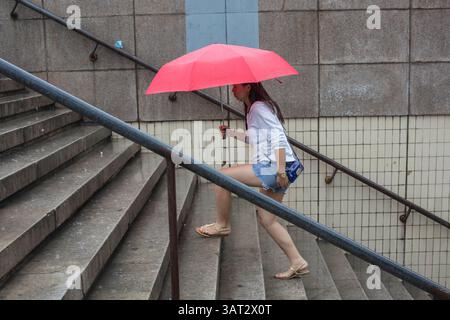 15 luglio 2013 - Pechino, Cina - la gente ha sfidato la pioggia fuori dalla stazione della metropolitana Dongsi Shitiao, Pechino. Da luglio, il tempo delle forti piogge diventa più comune a Pechino. (Immagine di credito: © Jiwei Han/ZUMAPRESS.com) Foto Stock