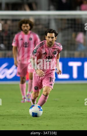 9 aprile 2025. Il capitano e leader di Inter Miami Lionel messi sbatte il pallone durante una partita della CONCACAF Champions Cup contro il LAFC al Chase Stadium. Foto Stock