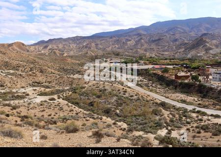 Una vista di case in stile occidentale ambientate per film, mini hollywood nel mezzo del deserto, a Tabernas, Almeria, Andalusia, Spagna Foto Stock