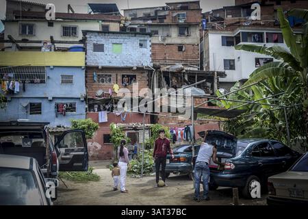 21 luglio 2013 - Caracas, Miranda, Venezuela - la gente del posto guarda fuori una proprietà contesa dopo che i membri della Guardia Nazionale venezuelana sono arrivati per rimuovere circa 200 persone che avevano occupato la terra, sperando di costruirvi case. Il governo socialista dice che la proprietà di 10 ettari sarà il sito di una serie di edifici residenziali pubblici, un progetto che è stato avviato quattro anni fa ma deve ancora iniziare. Secondo un residente, "vogliamo solo che il governo inizi a costruire, o che ci dia la terra e lo faremo noi stessi. (Immagine di credito: © Charles Mostoller/ZUMAPRESS.com) Foto Stock