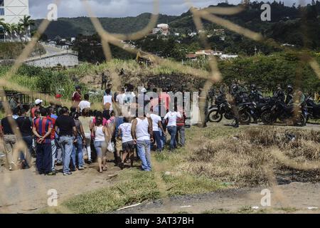 21 luglio 2013 - Caracas, Miranda, Venezuela - i locali sono bloccati dall'ingresso in un appezzamento contestato di terra dopo che i membri della Guardia Nazionale venezuelana sono arrivati per rimuovere circa 200 persone che avevano occupato la terra, sperando di costruirvi case. Il governo socialista dice che la proprietà di 10 ettari sarà il sito di una serie di edifici residenziali pubblici, un progetto che è stato avviato quattro anni fa ma deve ancora iniziare. Secondo un residente, "vogliamo solo che il governo inizi a costruire, o che ci dia la terra e lo faremo noi stessi. (Immagine di credito: © Charles Mostol Foto Stock
