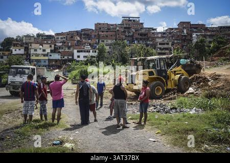 21 luglio 2013 - Caracas, Miranda, Venezuela - Un trattore rimuove alcune delle strutture temporanee che erano state costruite su un pezzo di terra conteso dopo l'arrivo dei membri della Guardia Nazionale venezuelana per rimuovere circa 200 persone che avevano occupato il terreno, sperando di costruirvi case. Il governo socialista dice che la proprietà di 10 ettari sarà il sito di una serie di edifici residenziali pubblici, un progetto che è stato avviato quattro anni fa ma deve ancora iniziare. Secondo un abitante, "vogliamo solo che il governo inizi a costruire, o che ci dia la terra e lo faremo tu Foto Stock