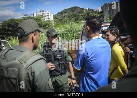 21 luglio 2013 - Caracas, Miranda, Venezuela - i locali sono bloccati dall'ingresso in un appezzamento contestato di terra dopo che i membri della Guardia Nazionale venezuelana sono arrivati per rimuovere circa 200 persone che avevano occupato la terra, sperando di costruirvi case. Il governo socialista dice che la proprietà di 10 ettari sarà il sito di una serie di edifici residenziali pubblici, un progetto che è stato avviato quattro anni fa ma deve ancora iniziare. Secondo un residente, "vogliamo solo che il governo inizi a costruire, o che ci dia la terra e lo faremo noi stessi. (Immagine di credito: © Charles Mostol Foto Stock