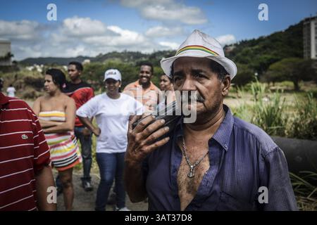 21 luglio 2013 - Caracas, Miranda, Venezuela - Elver Rosado, dopo che i membri della Guardia Nazionale venezuelana sono arrivati per rimuoverlo e circa 200 persone che avevano occupato la terra, sperando di costruirvi delle case. Il governo socialista dice che la proprietà di 10 ettari sarà il sito di una serie di edifici residenziali pubblici, un progetto che è stato avviato quattro anni fa ma deve ancora iniziare. Secondo un residente, "vogliamo solo che il governo inizi a costruire, o che ci dia la terra e lo faremo noi stessi. (Immagine di credito: © Charles Mostoller/ZUMAPRESS.com) Foto Stock