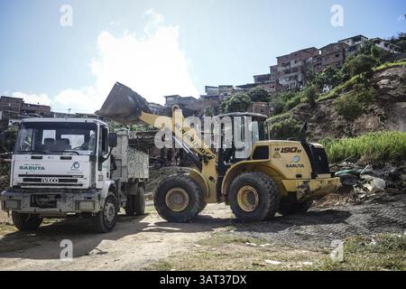 21 luglio 2013 - Caracas, Miranda, Venezuela - Un trattore rimuove alcune delle strutture temporanee che erano state costruite su un pezzo di terra conteso dopo l'arrivo dei membri della Guardia Nazionale venezuelana per rimuovere circa 200 persone che avevano occupato il terreno, sperando di costruirvi case. Il governo socialista dice che la proprietà di 10 ettari sarà il sito di una serie di edifici residenziali pubblici, un progetto che è stato avviato quattro anni fa ma deve ancora iniziare. Secondo un abitante, "vogliamo solo che il governo inizi a costruire, o che ci dia la terra e lo faremo tu Foto Stock