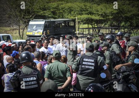 21 luglio 2013 - Caracas, Miranda, Venezuela - i locali sono bloccati dall'ingresso in un appezzamento contestato di terra dopo che i membri della Guardia Nazionale venezuelana sono arrivati per rimuovere circa 200 persone che avevano occupato la terra, sperando di costruirvi case. Il governo socialista dice che la proprietà di 10 ettari sarà il sito di una serie di edifici residenziali pubblici, un progetto che è stato avviato quattro anni fa ma deve ancora iniziare. Secondo un residente, "vogliamo solo che il governo inizi a costruire, o che ci dia la terra e lo faremo noi stessi. (Immagine di credito: © Charles Mostol Foto Stock