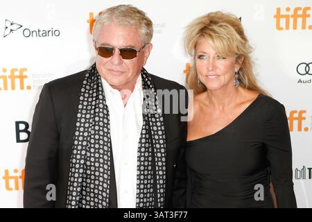 5 settembre 2013 - Toronto, Ontario, Canada - l'attore TOM BERENGER con la moglie LAURA MORETTI arriva al teatro Princess of Wales per la proiezione di gala "The Big Chill - 30th Anniversary" durante il Toronto International Film Festival 2013. (Immagine di credito: © Christopher Drost/SHIFT digital/ZUMAPRESS.com) Foto Stock