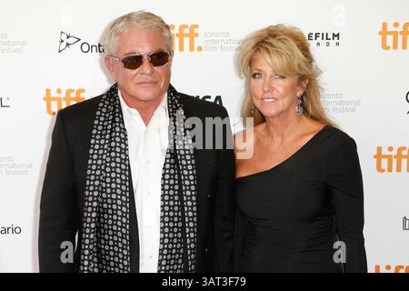 5 settembre 2013 - Toronto, Ontario, Canada - l'attore TOM BERENGER con la moglie LAURA MORETTI arriva al teatro Princess of Wales per la proiezione di gala "The Big Chill - 30th Anniversary" durante il Toronto International Film Festival 2013. (Immagine di credito: © Christopher Drost/SHIFT digital/ZUMAPRESS.com) Foto Stock