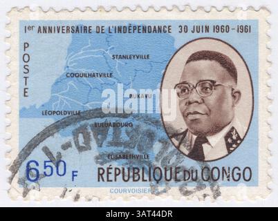 CONGO DR - 1961 giugno 30: Francobollo ultramarino e marrone scuro di 50 franchi raffiguranti il ritratto di Joseph Kasa-Vubu (Kasavubu) e Mappa del Congo. Primo anniversario dell'indipendenza. È stato un politico congolese che ha servito come primo presidente della Repubblica Democratica del Congo (la Repubblica del Congo fino al 1964) dal 1960 al 1965. Membro del gruppo etnico Kongo, Kasa-Vubu divenne il leader del partito ABAKO negli anni '1950 e presto divenne uno dei principali sostenitori dell'indipendenza del Congo dal dominio coloniale belga Foto Stock