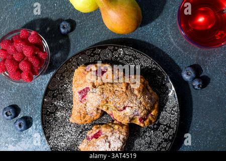 Scones di pera e lamponi. Pasticcini freschi. Posizione piatta. Foto Stock
