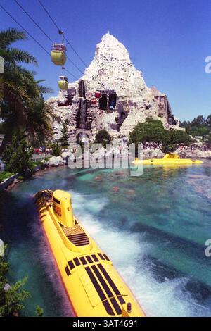 Anaheim, CALIFORNIA, USA, circa 1985. Il Cervino e lo Skyway a Disneyland Park. Foto Stock