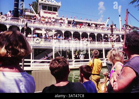 Anaheim, CALIFORNIA, USA, circa 1985. Persone che viaggiano sul battello a vapore Mark Twain a Disneyland Park. Foto Stock