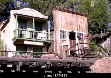 Anaheim, CALIFORNIA, USA, circa 1985. Edifici in stile occidentale lungo il Big Thunder Mountain al Disneyland Park. Foto Stock