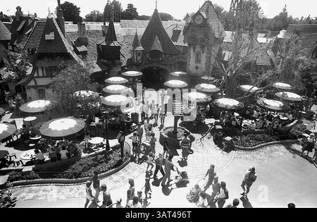 Anaheim, CALIFORNIA, USA, circa 1985. Un angolo di Fantasyland, con la folla al Red Rose Taverne nel villaggio medievale di Belle al Disneyland Park. Foto Stock
