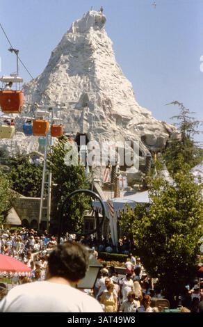 Anaheim, CALIFORNIA, Stati Uniti, 1985. Il Cervino e lo Skyway a Disneyland Park. Foto Stock