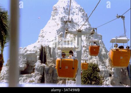 Anaheim, CALIFORNIA, Stati Uniti, 1985. Il Cervino e lo Skyway a Disneyland Park. Foto Stock