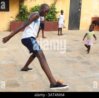 26 settembre 2013 - Dakar, AB, Africa - Note-Hold for Samaritan's Purse Feature) i bambini giocano a calcio con un pallone sottodimensionato in una scena di strada sull'isola di Goree, al largo della costa di Dakar, Senegal giovedì 26 settembre 2013. . Un gruppo di Samaritan's Purse con sede in Canada si è recato di recente a Dakar, Senegal, per l'operazione Christmas Child, che consegna giocattoli e articoli essenziali in una scatola di scarpe rossa e verde ai paesi poveri. Giovedì 26 settembre 2013. Jim Wells/Calgary Sun/QMI Agency (immagine di credito: © Jim Wells/QMI Agency/ZUMAPRESS.com) Foto Stock
