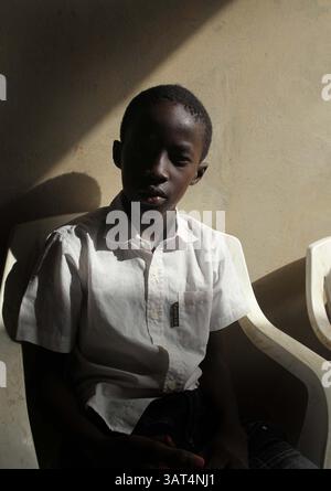 26 sett. 2013 - AB, Canada - giovedì 26 settembre 2013 Un ragazzo di scuola viene mostrato nell'ombra in una scuola in una zona baraccopoli di Dakar, Senegal..la scuola si trova in un'area un tempo decimata dai signori duraturi e dalla prostituzione. . Samaritan's Purse supporta la scuola e il gruppo di volontari e lavoratori SP con sede in Canada si sono recati di recente in Senegal per l'operazione Christmas Child, che consegna giocattoli e articoli essenziali in una scatola di scarpe rossa e verde ai paesi poveri Jim Wells/Calgary Sun/QMI Agency (immagine di credito: © Jim Wells/QMI Agency/ZUMAPRESS.com) Foto Stock