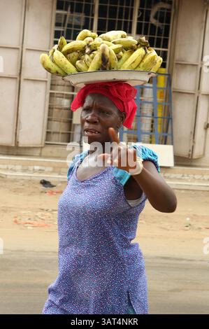 26 settembre 2013 - Dakar, AB, Africa - Note-Hold for Samaritan's Purse Feature) Una donna senegalese cammina con le banane sulla testa in una tipica scena di strada a Dakar, Senegal il 26 settembre 2013. Un gruppo di Samaritan's Purse con sede in Canada si è recato di recente a Dakar, Senegal per Operation Christmas Child, che consegna giocattoli ed oggetti essenziali in una scatola di scarpe rossa e verde nei paesi poveri. Jim Wells/Calgary Sun/QMI Agency (immagine di credito: © Jim Wells/QMI Agency/ZUMAPRESS.com) Foto Stock