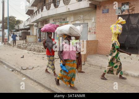 26 settembre 2013 - Dakar, AB, Africa - Note-Hold for Samaritan's Purse Feature) le donne senegalesi camminano con prodotti e oggetti in una tipica scena di strada a Dakar, Senegal giovedì 26 settembre 2013. Jim Wells/Calgary Sun/QMI Agency (immagine di credito: © Jim Wells/QMI Agency/ZUMAPRESS.com) Foto Stock