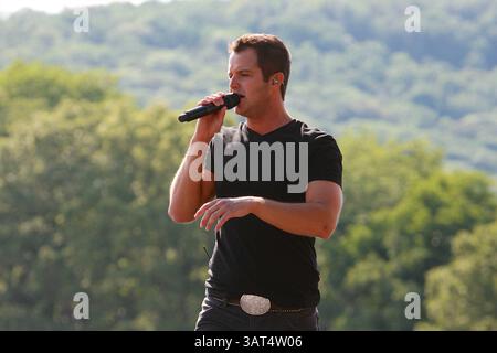 7 giugno 2013: Il cantante di musica country Easton Corbin si è intrattenuto durante il tardo pomeriggio. Thunder on the Mountain a Mulberry Mountain a Ozark, Arkansas. Richey Miller/CSM(immagine di credito: © Richey Miller/Cal Sport Media/ZUMAPRESS.com) Foto Stock