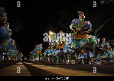 12 giugno 2013 - Lisbona, Portogallo - i festeggiamenti del quartiere di Alfama sfilano nella famosa sfilata di Sant'Antonio di Lisbona in Avenida da Liberdade. Sant'Antonio è il santo patrono di Lisbona, e la notte del 12 giugno e durante il giorno del 13 giugno, la gente festeggia ballando e mangiando per le strade. In quest'anno la parata di marzo Alfama quartiere è stato il vincitore. (Immagine di credito: © Pedro Nunes/ZUMAPRESS.com) Foto Stock