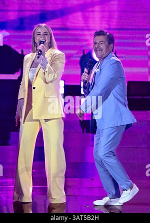 08.04.2025, xlakx, Entertaiment Musik, Die Beatrice Egli Show, emspor v.l. Die Saengerin Beatrice Egli und Thomas Anders bei der Aufzeichnung Die Beatrice Egli Show a Berlino-Adlershof. Berlin Adlershof *** 08 04 2025, xlakx, Entertaiment Musik, Die Beatrice Egli Show, emspor V l la cantante Beatrice Egli e Thomas Anders alla registrazione del Beatrice Egli Show di Berlino Adlershof Berlin Adlershof Daniel Lakomski Foto Stock
