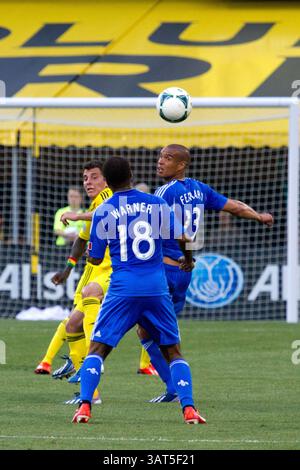 15 giugno 2013 - Columbus, OH, USA - 15 giugno 2013: Montreal Impact Matteo Ferrari (13) prende un colpo di testa per spostare la palla verso il compagno di squadra Collen Warner (18) durante la partita di calcio della Major League tra Montreal Impact e Columbus Crew al Columbus Crew Stadium di Columbus, OH (immagine di credito: © Aaron Doster/Cal Sport Media/Cal Sport Media/ZUMAPRESS.com) Foto Stock