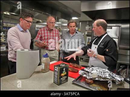 6 giugno 2013 - Doral, FL, USA - Norwegian Cruise Line Corporate Director Culinary Development Lars Kristiansen, a destra, spiega i diversi tagli di bistecche che Simon Murray, CEO Kevin Sheehan e Klaus Lugmaier assaggeranno il 6 giugno 2013. (Immagine di credito: © Patrick Farrell/MCT/ZUMAPRESS.com) Foto Stock