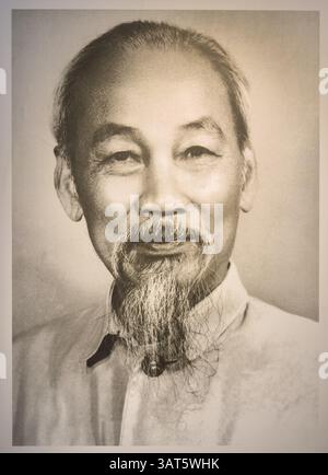Un ritratto fotografico dell'eroe rivoluzionario vietnamita ho chi Minh scattato nel 1964 ed esposto al Museo ho chi Minh di Hanoi, Vietnam Foto Stock