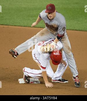 25 giugno 2013 - Washington, DC, USA - Arizona Diamondbacks, seconda base Aaron Hill (2) atterra in cima alla prima base dei Washington Nationals Adam LaRoche (25) dopo che LaRoche era fuori in seconda base durante il settimo inning al Nationals Park di Washington, D. C, martedì 25 giugno 2013. Washington sconfisse Arizona 7-5. (Immagine di credito: © Harry E. Walker/MCT/ZUMAPRESS.com) Foto Stock