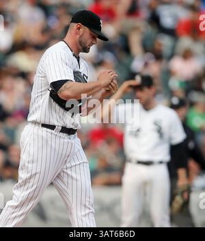 29 giugno 2013 - Chicago, il, USA - il lanciatore di rilievo dei Chicago White Sox Jesse Crain (26) reagisce dopo aver permesso ai Cleveland Indians di segnare il go-ahead nell'ottavo inning allo U.S. Cellular Field di Chicago, Illinois, sabato 29 giugno 2013. Gli Indians sconfissero i White Sox, 4-3. (Immagine di credito: © Brian Cassella/MCT/ZUMAPRESS.com) Foto Stock