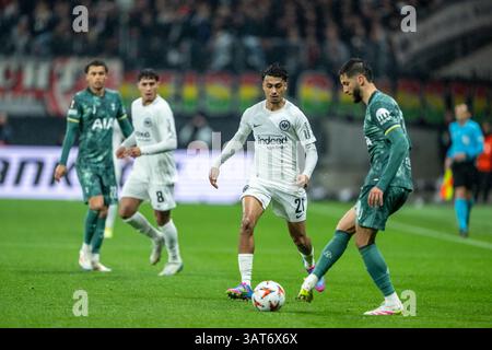 Francoforte, Germania. 17 aprile 2025. Nathaniel Brown (21) dell'Eintracht Frankfurt visto durante la partita di UEFA Europa League tra l'Eintracht Frankfurt e il Tottenham Hotspur al Deutsche Bank Park di Francoforte. Credito: Gonzales Photo/Alamy Live News Foto Stock