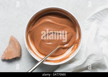 Vista dall'alto dell'akamu nigeriano realizzato in una ciotola bianca, pap akamu o ogi in una ciotola bianca, vista dall'alto del budino di ghinea nigeriano in ramekin Foto Stock