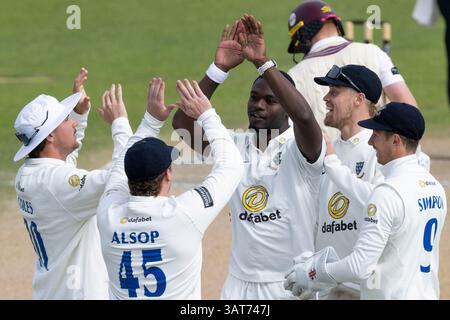 Sussex contro Somerset - Rothesay County Championship HOVE, INGHILTERRA - 14 APRILE: Jayden Seales del Sussex e compagni di squadra celebrano il wicket di James Rew Foto Stock