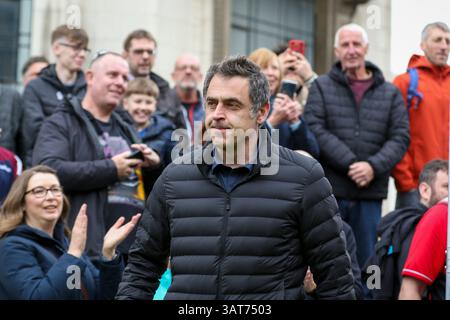 Sheffield, Regno Unito. 18 aprile 2025. Ronnie o'Sullivan arriva durante l'Halo World Snooker Championship Media Day 2025 al Crucible, Sheffield, Inghilterra, Regno Unito il 18 aprile 2025 Credit: Phil Duncan/Every Second Media Credit: Every Second Media/Alamy Live News Foto Stock