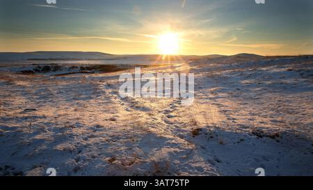 27 novembre 2013 - Calgary, AB, Canada - tramonto sulle pianure vicino a Jenner, alta, mercoledì 26 novembre 2013. Mike Drew/Calgary Sun/QMI Agency (immagine di credito: © Mike Drew/QMI Agency/ZUMAPRESS.com) Foto Stock