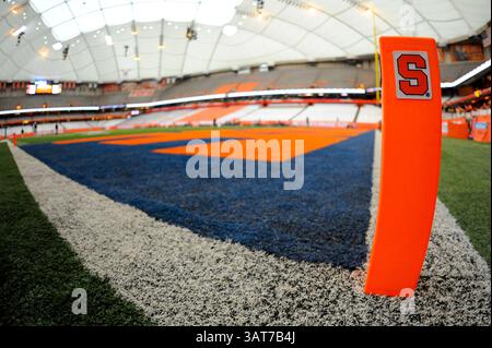 30 novembre 2013 - Syracuse, New York, USA - 30 novembre 2013: Vista generale di un marcatore di end zone prima di una partita di football NCAA tra i Boston College Eagles e i Syracuse Orange al Carrier Dome di Syracuse, New York. Rich Barnes/CSM(immagine di credito: © Rich Barnes/Cal Sport Media/ZUMAPRESS.com) Foto Stock