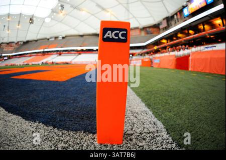 30 novembre 2013 - Syracuse, New York, USA - 30 novembre 2013: Vista generale di un marcatore di end zone prima di una partita di football NCAA tra i Boston College Eagles e i Syracuse Orange al Carrier Dome di Syracuse, New York. Rich Barnes/CSM(immagine di credito: © Rich Barnes/Cal Sport Media/ZUMAPRESS.com) Foto Stock