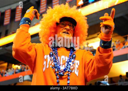 30 novembre 2013 - Syracuse, New York, USA - 30 novembre 2013: Un tifoso del Syracuse Orange celebra un touchdown durante il secondo quarto di una partita di football NCAA tra i Boston College Eagles e i Syracuse Orange al Carrier Dome di Syracuse, New York. Rich Barnes/CSM(immagine di credito: © Rich Barnes/Cal Sport Media/ZUMAPRESS.com) Foto Stock