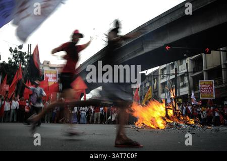 30 novembre 2013 - Manila, Filippine - i manifestanti ballano intorno a un'effigie ardente raffigurante il presidente Aquino durante una manifestazione fuori dal palazzo presidenziale di Manila, Filippine, 30 novembre 2013. I manifestanti hanno segnato il 150° anniversario della nascita del nazionalista filippino Andres Bonifacio con proteste che hanno sbattuto la lenta risposta dell'amministrazione Aquino nell'aiutare le vittime del recente tifone Haiyan, che ha devastato parti delle Filippine centrali e ha lasciato più di 5.000 morti. (Immagine di credito: © Ezra Acayan/ZUMAPRESS.com) Foto Stock