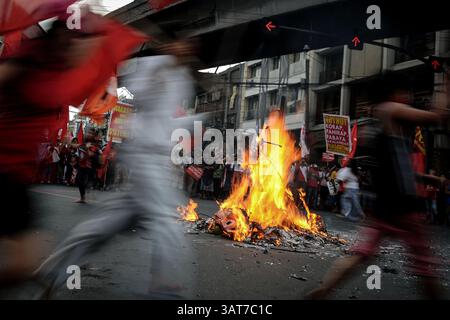 30 novembre 2013 - Manila, Filippine - i manifestanti ballano intorno a un'effigie ardente raffigurante il presidente Aquino durante una manifestazione fuori dal palazzo presidenziale di Manila, Filippine, 30 novembre 2013. I manifestanti hanno segnato il 150° anniversario della nascita del nazionalista filippino Andres Bonifacio con proteste che hanno sbattuto la lenta risposta dell'amministrazione Aquino nell'aiutare le vittime del recente tifone Haiyan, che ha devastato parti delle Filippine centrali e ha lasciato più di 5.000 morti. (Immagine di credito: © Ezra Acayan/ZUMAPRESS.com) Foto Stock