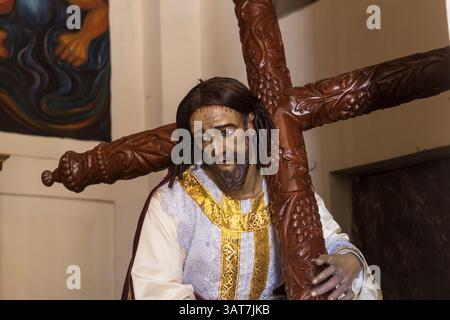 Scultura di Gesù Cristo che porta la croce vista in una chiesa a Leon, Nicaragua Foto Stock