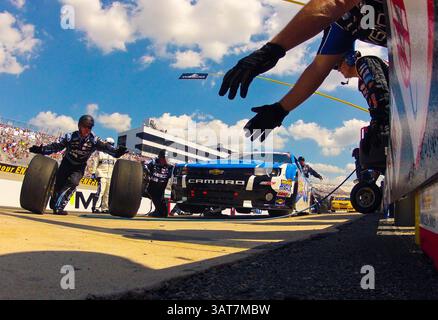 Un membro dell'equipaggio della Pit di Ty Dillon (33) rimuove una serie di pneumatici dalla macchina da corsa nel corso di un pit stop durante la gara automobilistica NASCAR Nationwide Series ENERGY 200 di 5 ORE al dover International Speedway di dover, DE., sabato 1 giugno 2013. Foto Stock