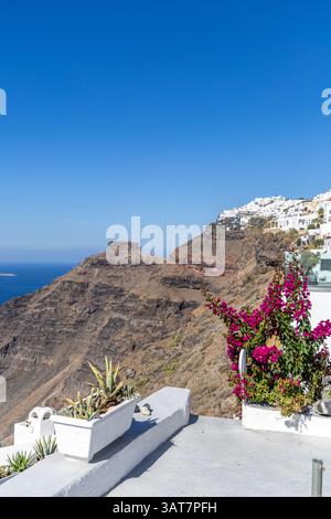 Santorini, Grecia - 15 ottobre 2024: Esplora le terrazze mozzafiato che si affacciano sul Mar Egeo a Santorini, Grecia. Foto Stock