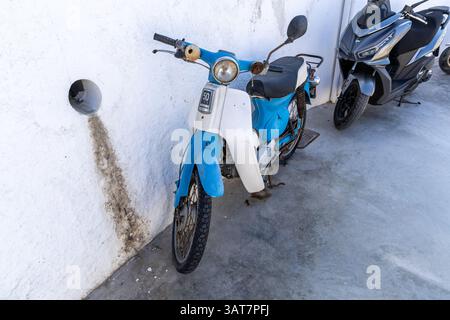 Santorini, Grecia - 15 ottobre 2024: Moto d'epoca abbinato a scooter moderno sulle strade bianche di Santorini. Foto Stock