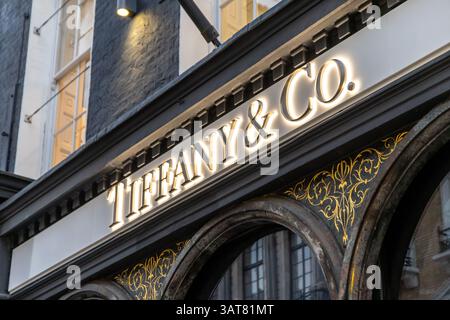 Londra, Regno Unito - 19 settembre 2024: Iconica facciata Tiffany and Co a Mayfair segnaletica raffinata e dettagli architettonici. Foto Stock