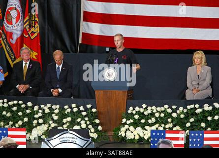 9 luglio 2013 - Prescott Valley, Arizona, Stati Uniti - BRENDAN MCDONOUGH, l'unico membro sopravvissuto del suo equipaggio, dice "mi mancano i miei fratelli" durante un servizio commemorativo al Tim's Toyota Center per 19 pompieri a fuoco di Granite Mountain uccisi il 30 giugno, combattendo l'incendio di Yarnell Hill. (Immagine di credito: © David Kadlubowski-POOL/The Arizona Republic/ZUMAPRESS.com) Foto Stock