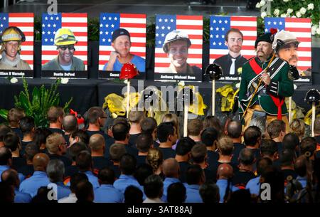 9 luglio 2013 - Prescott Valley, Arizona, Stati Uniti - il Drum Major BRIAN BRENDEL del Prescott Memorial Pipe & Drums guida la banda massaggiata durante un servizio commemorativo al Tim's Toyota Center per 19 pompieri di Granite Mountain uccisi il 30 giugno, combattendo l'incendio di Yarnell Hill. (Immagine di credito: © David Kadlubowski-POOL/The Arizona Republic/ZUMAPRESS.com) Foto Stock