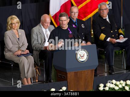 9 luglio 2013 - Prescott Valley, Arizona, Stati Uniti - il capo della Divisione dei vigili del fuoco di Prescott DARRELL WILLIS parla durante un servizio commemorativo al Tim's Toyota Center a Prescott Valley. 19 membri dell'equipaggio di Granite Mountain Hotshot morirono combattendo l'incendio di Yarnell Hills, a circa 40 miglia a sud-ovest di Prescott, Ariz., giugno 30. (Immagine di credito: © Michael Chow-POOL/The Arizona Republic/ZUMAPRESS.com) Foto Stock